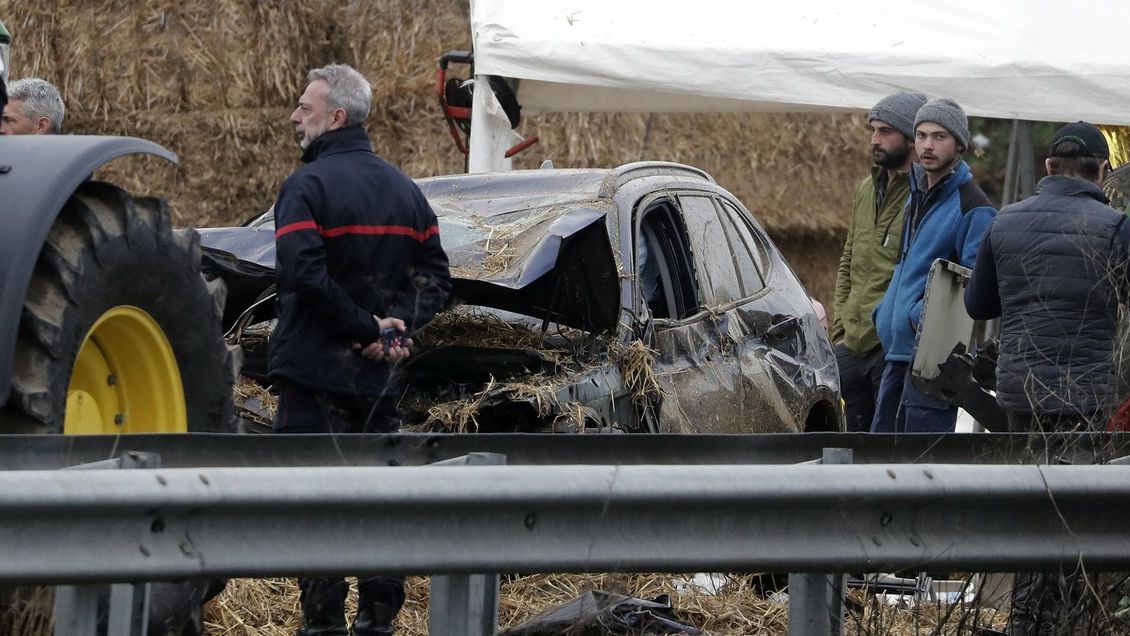 Auto najelo do blokády francouzských zemědělců, zabilo jednu ženu